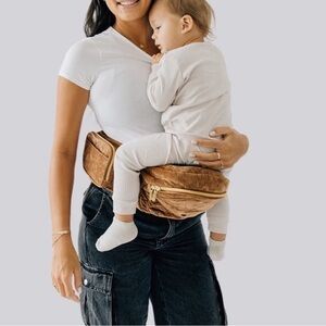 TushBaby • Hip Seat Carrier Velvet Sable Brown